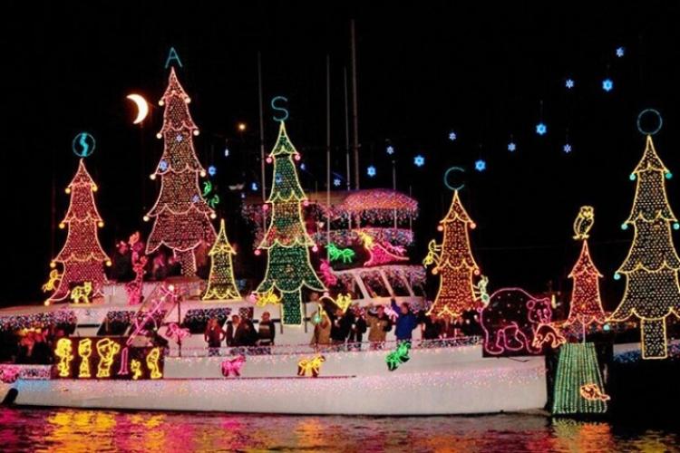 Decorated yacht during the parade of lights